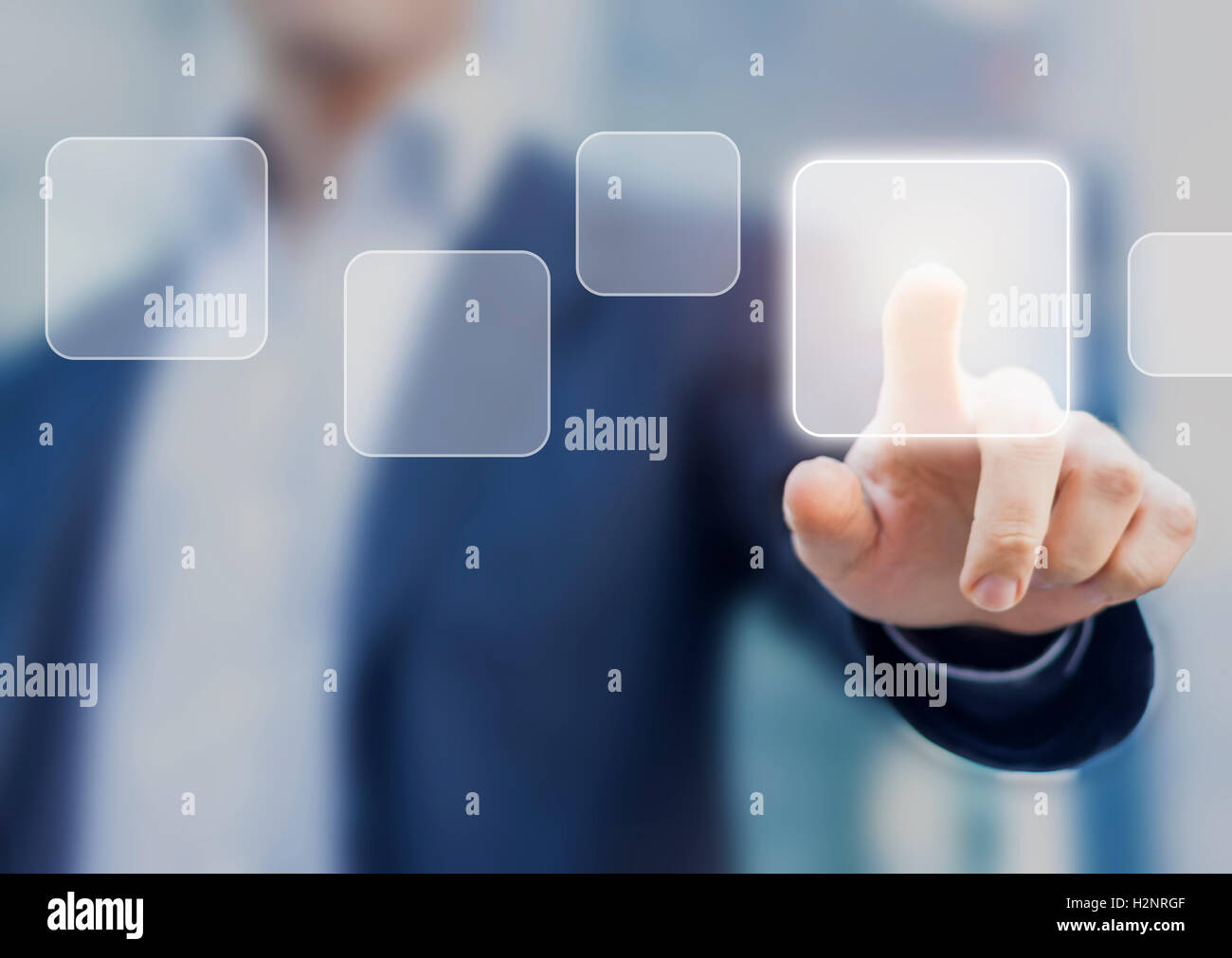 Personne d'affaires touchant un bouton d'une interface numérique, écran sur le choix d'une solution concept Banque D'Images