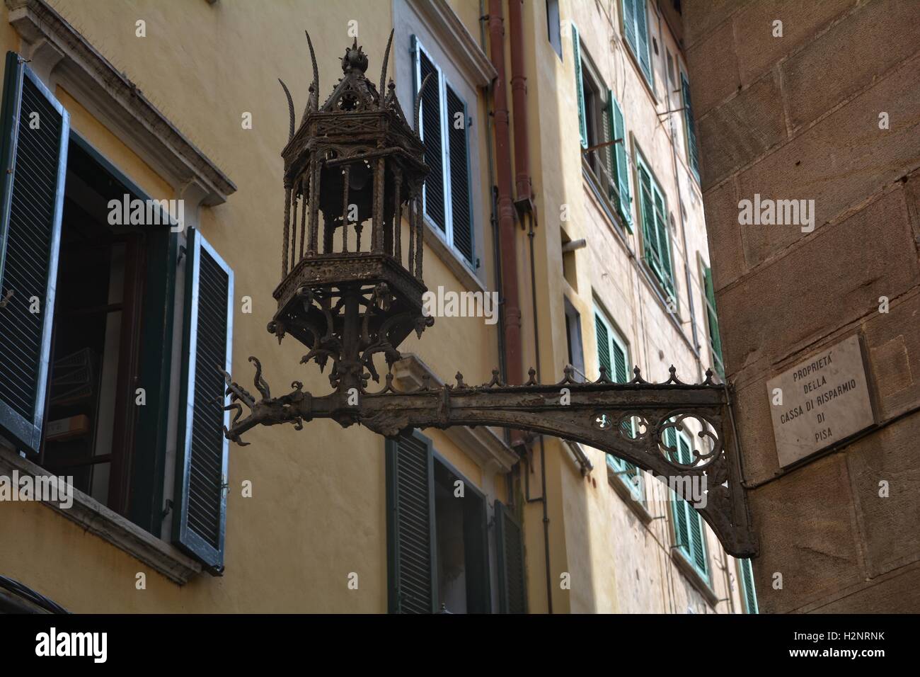 Ancienne lanterne en fer sur le mur de la maison dans la ville de Pise en Italie Banque D'Images