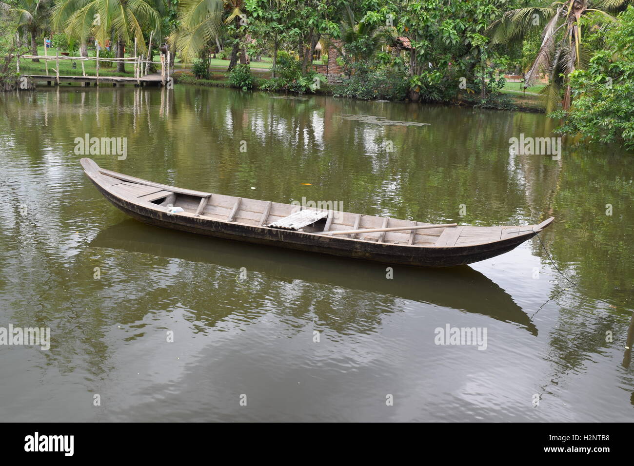 Bateau de pêche traditionnelle asiatique en rivière, Vietnam Banque D'Images