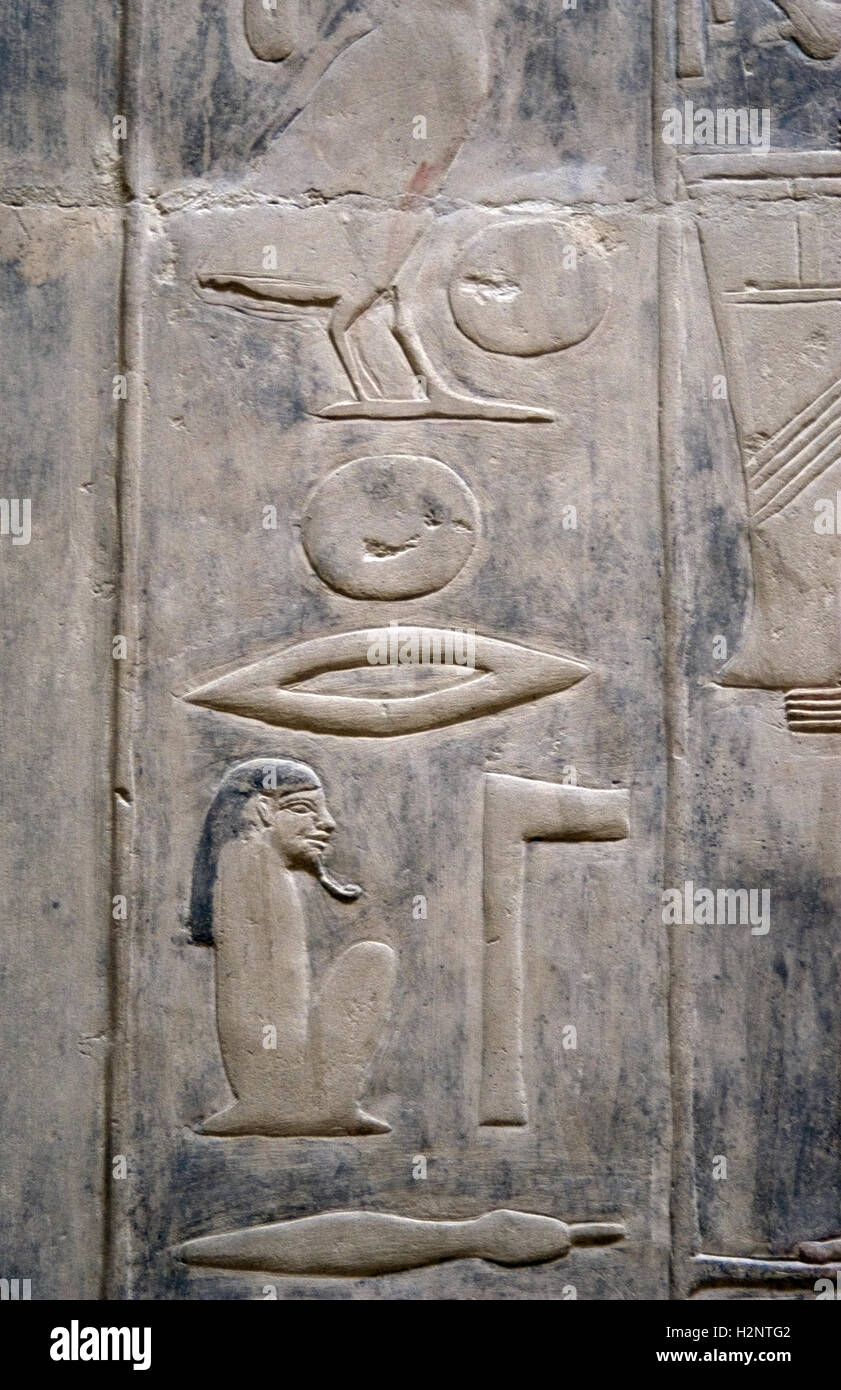 L'Égypte. Nécropole de Saqqara. Mastaba de Kagemni (2350 BC). Juge en chef et le vizir du pharaon Téti. Caractères hiéroglyphiques. 6ème dynastie. Vieux Royaume. Banque D'Images