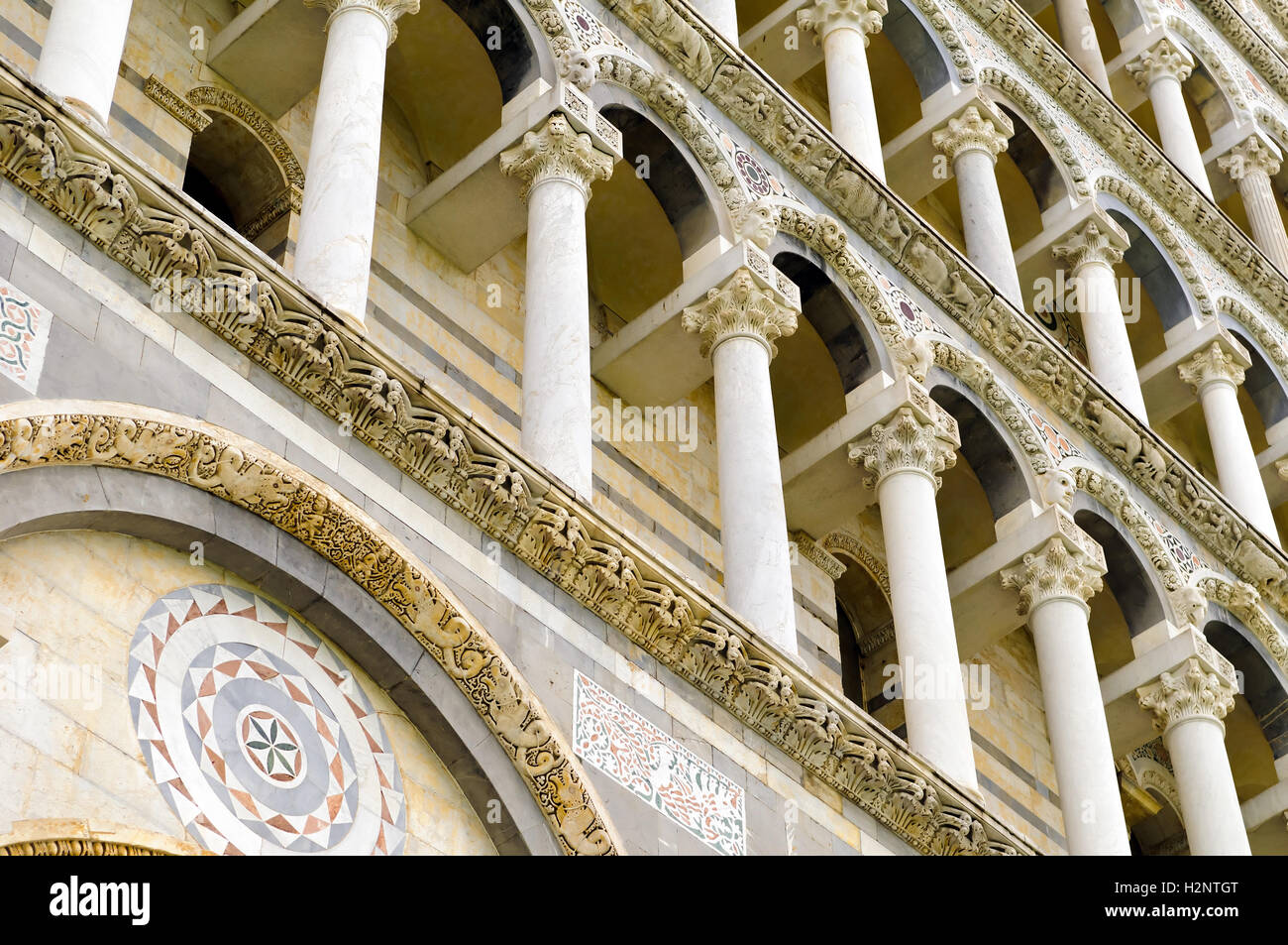 Deatail de façades à colonnades de l'époque romane en marbre blanc (Italie, Pissa). Banque D'Images