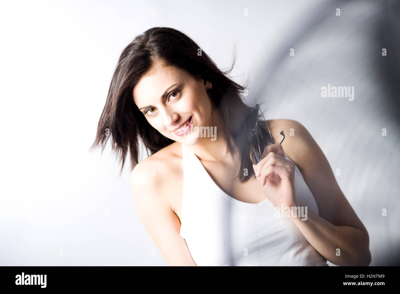 Dark-haired young woman Banque D'Images