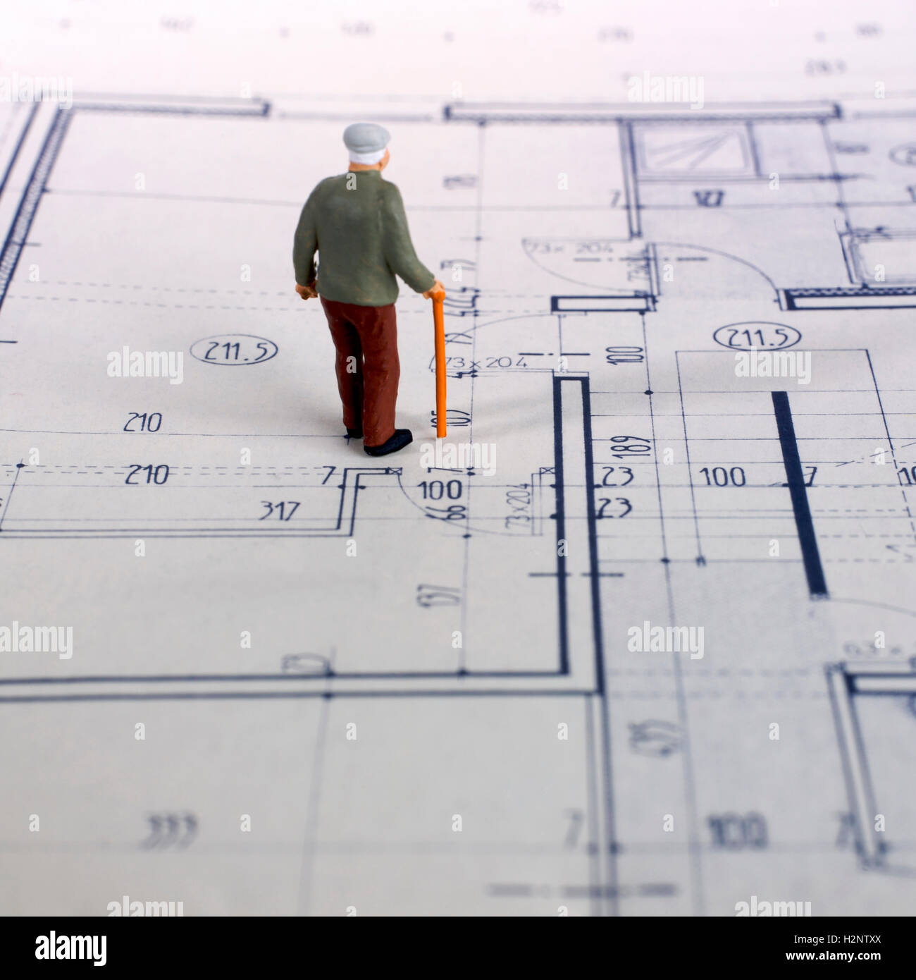 Senior citizen, figurine, sur un plan de construction Banque D'Images