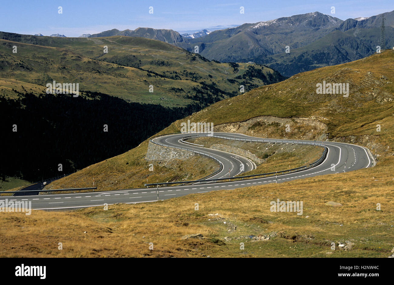 Tourner en épingle de la route, dans les Pyrénées, France, Europe Banque D'Images