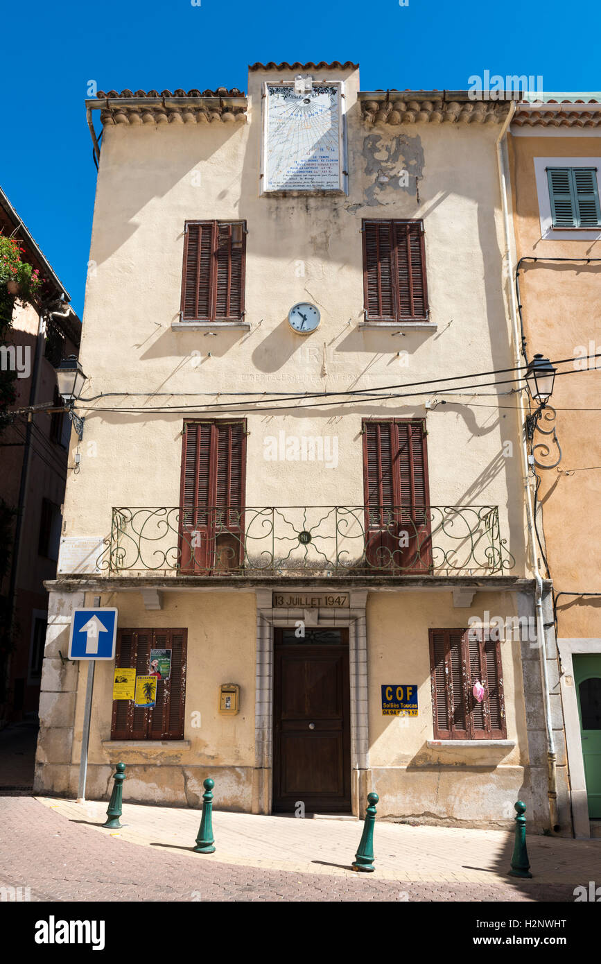 Maison avec cadran solaire et une horloge analogique, Solliès-Toucas, Région Provence-Alpes-Côte d'Azur, France Banque D'Images