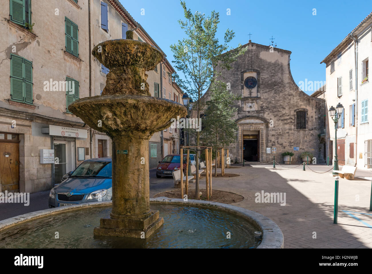 Place de village avec fontaine et église, Solliès-Toucas, Région Provence-Alpes-Côte d'Azur ...