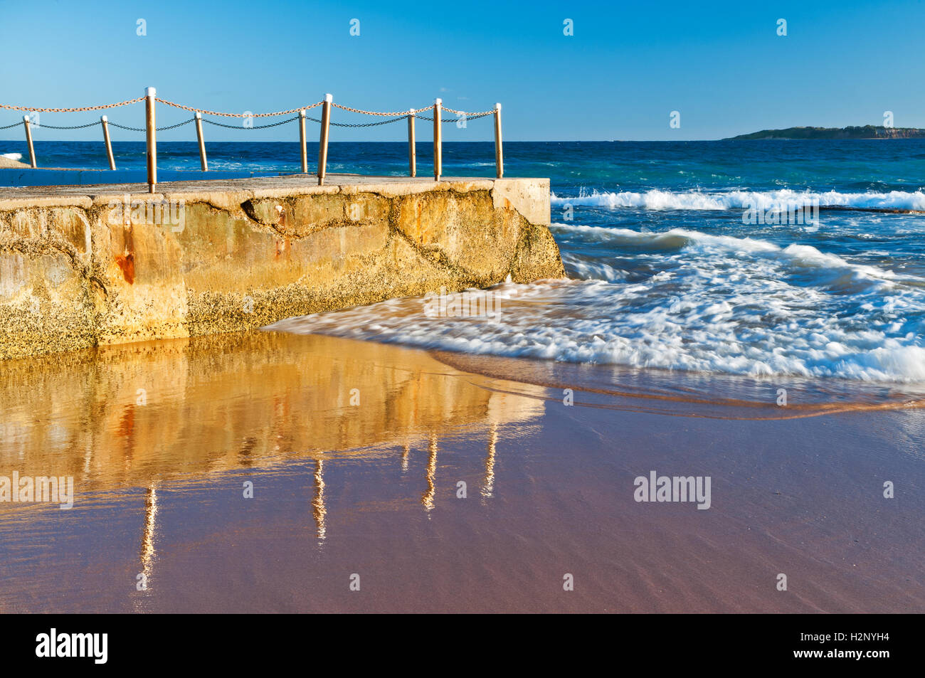 Réflexions de Sydney's North Narrabeen Ocean Piscine. Banque D'Images