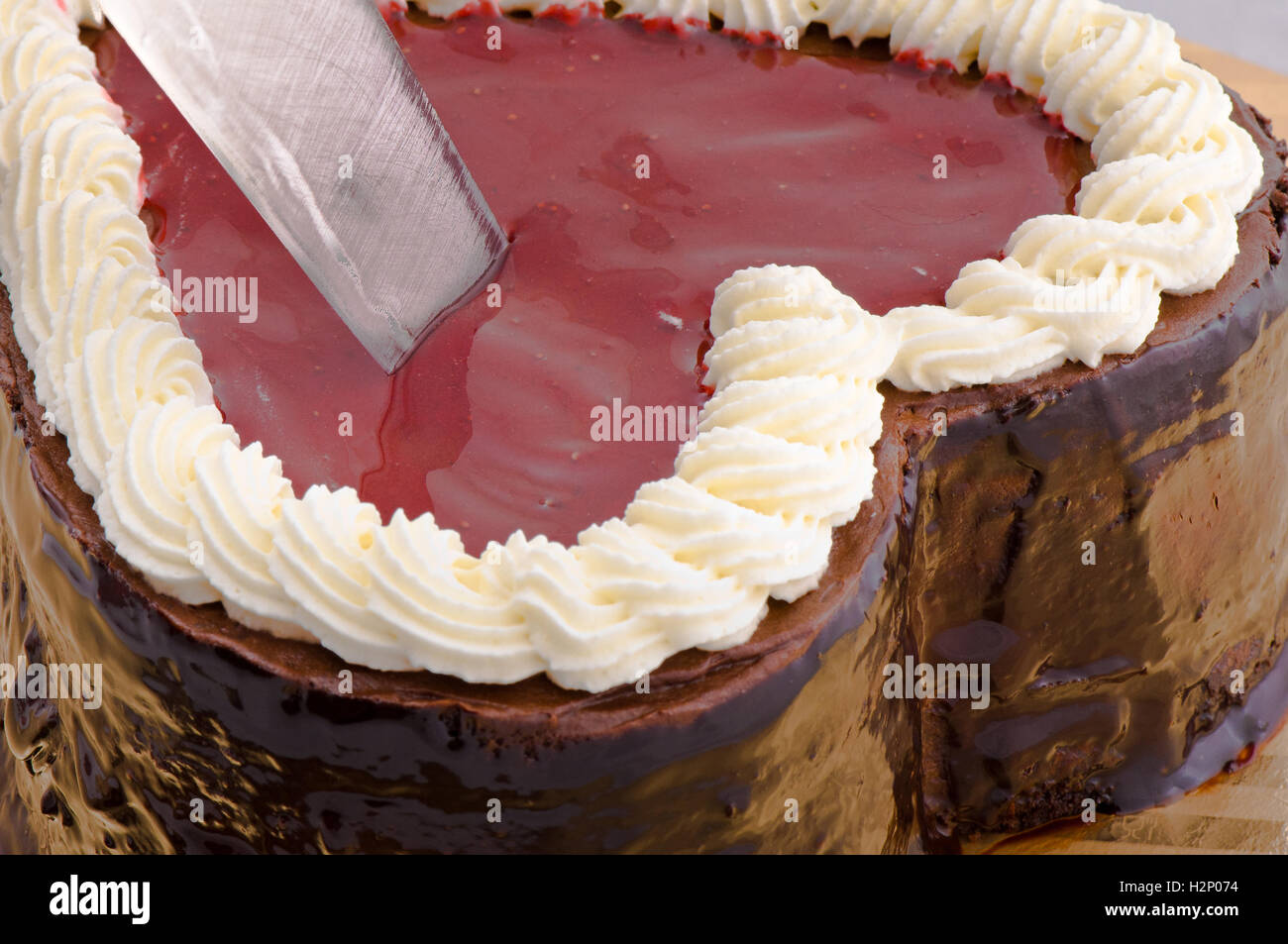 Gateau Au Chocolat En Forme De Coeur Est En Train De Couper Photo Stock Alamy