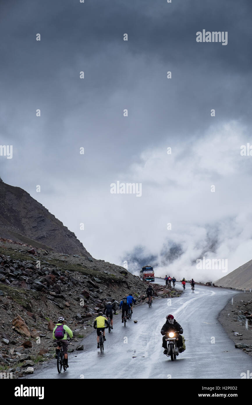 Le vélo de route, Manali Leh Himalaya indien (traverser le col Baralacha pour atteindre le plateau tibétain sur le vélo) Banque D'Images