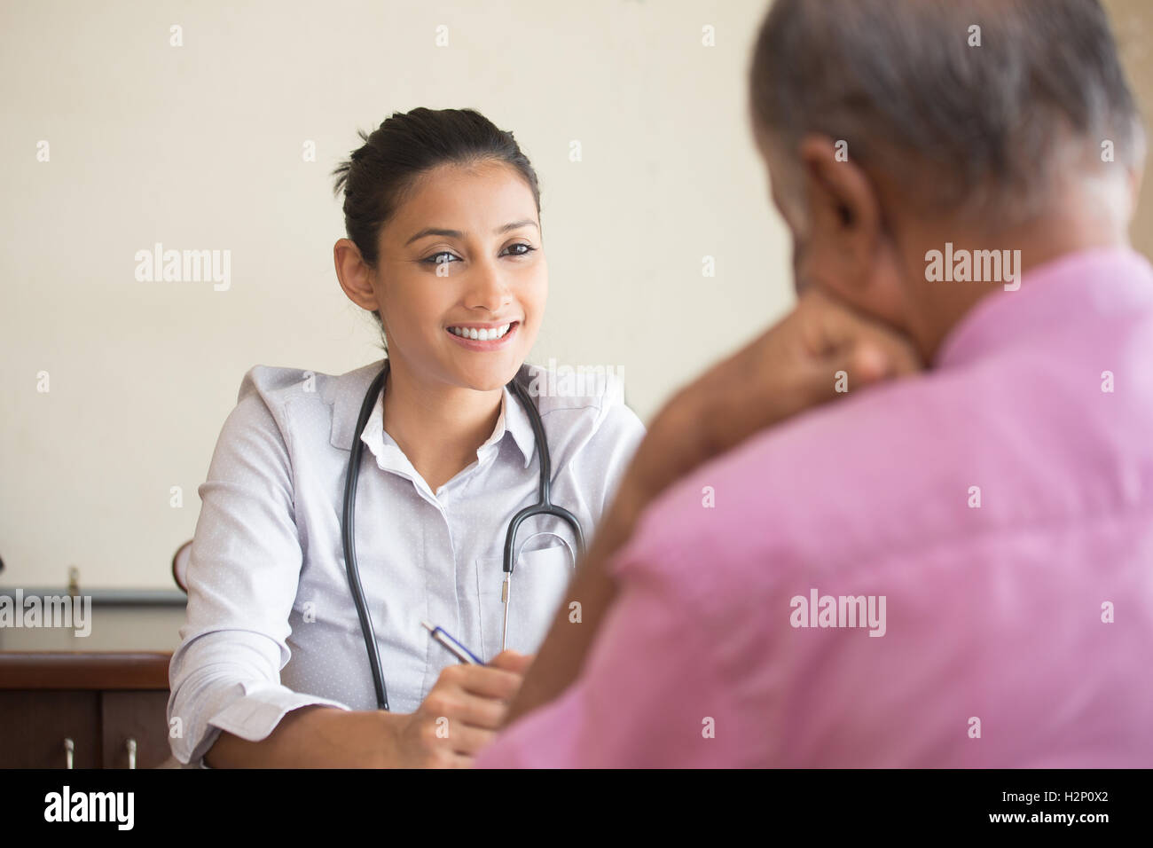 Closeup portrait, patient talking bonne nouvelle conversation à votre professionnel des soins de santé, à l'intérieur isolé background Banque D'Images