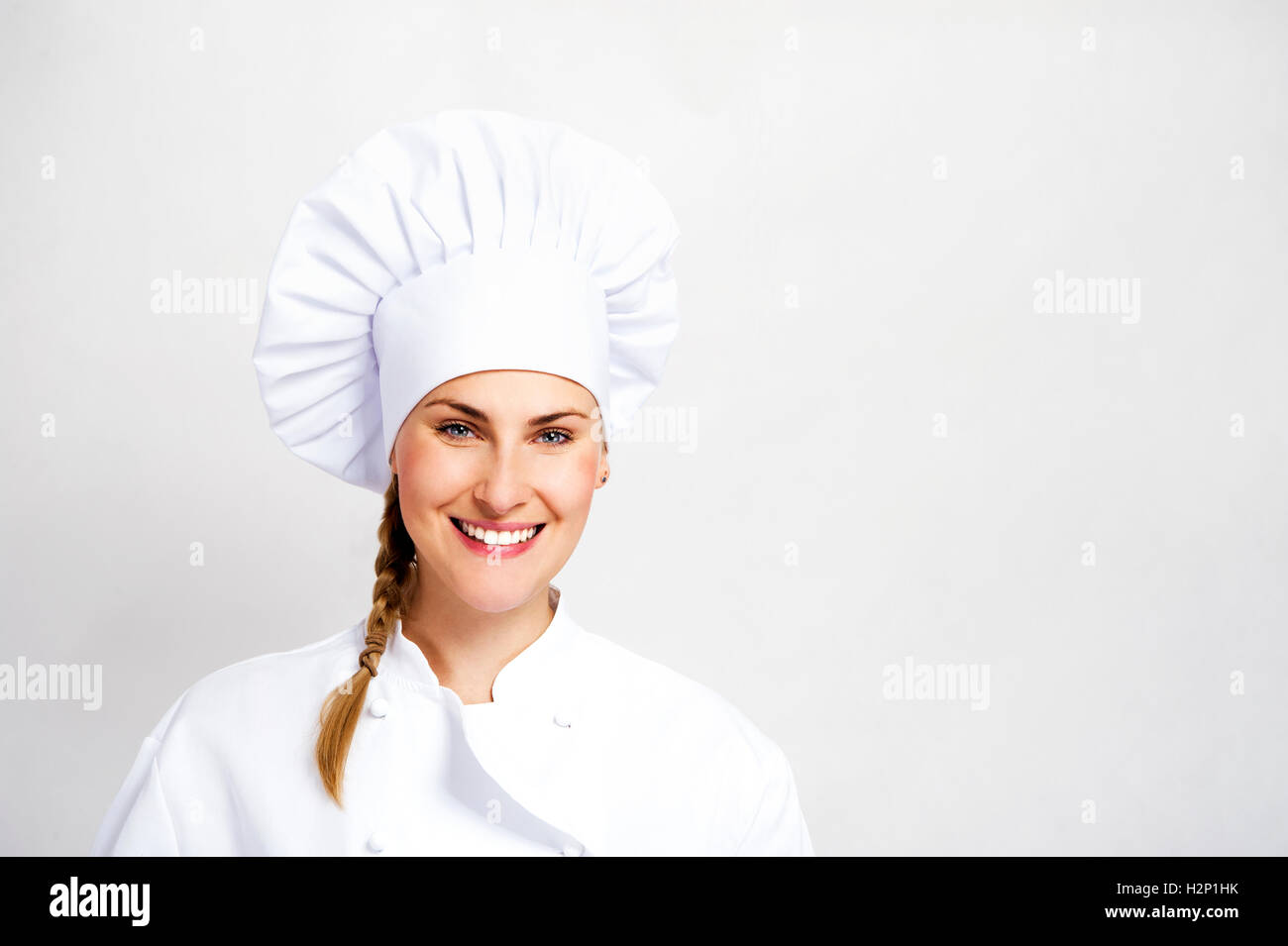 Une jeune femme, chef dans un manteau et un chapeau traditionnel. Banque D'Images