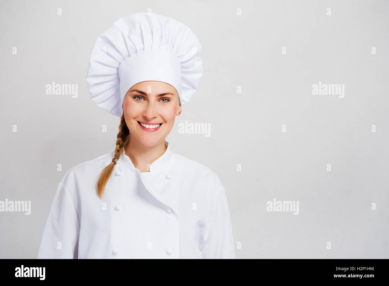 Une jeune femme, chef dans un manteau et un chapeau traditionnel. Banque D'Images