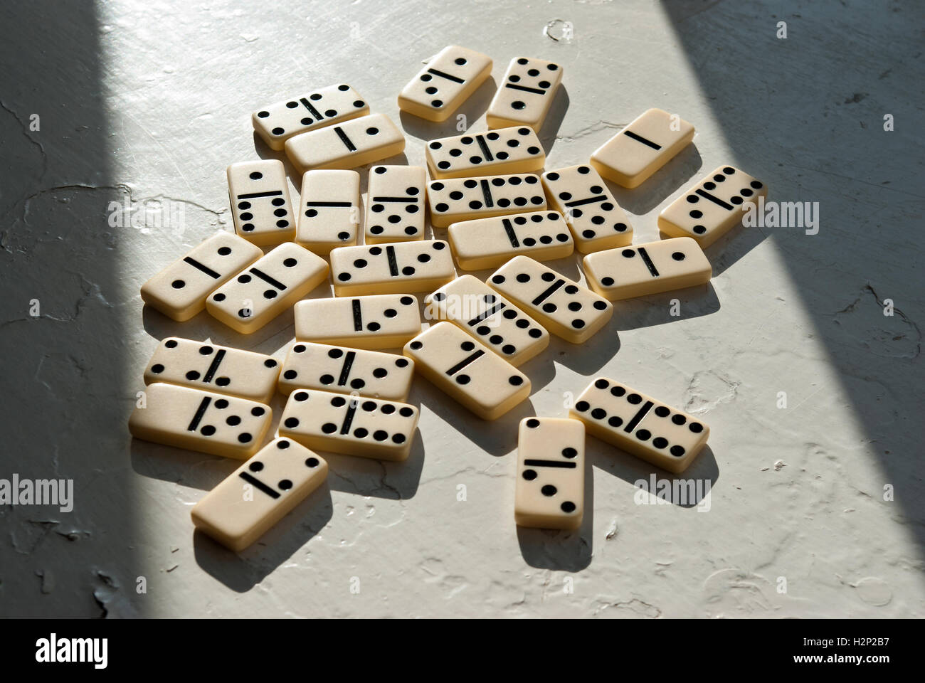 Cubes de domino sur fond blanc Photo Stock - Alamy