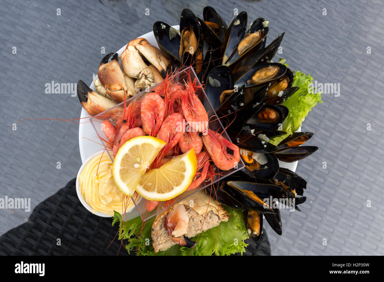 Dîner de poisson cru avec le crabe, les crevettes et les moules en Norvège Banque D'Images