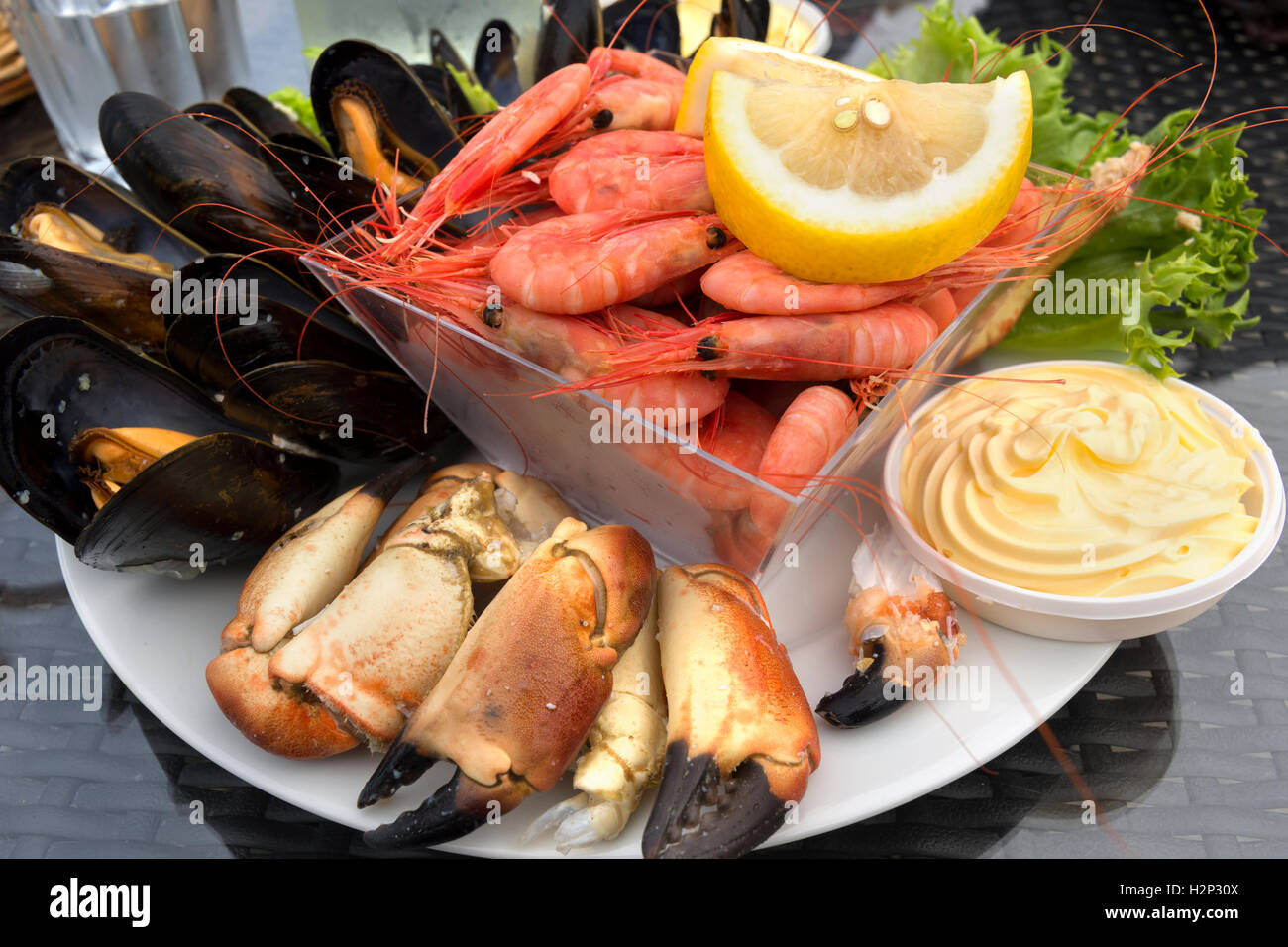 Dîner de poisson cru avec le crabe, les crevettes et les moules en Norvège Banque D'Images