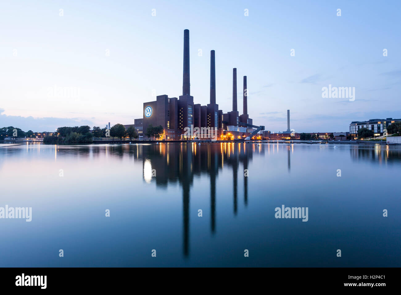 Vue de la vieille usine Volkswagen de bâtiments au crépuscule. Wolfsburg, Allemagne Banque D'Images