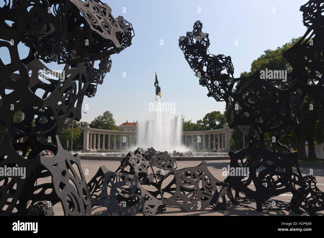 Hochstrahlbrunnen fontaine et Monument commémoratif de guerre soviétique, Vienne, avec installation d'art moderne Banque D'Images