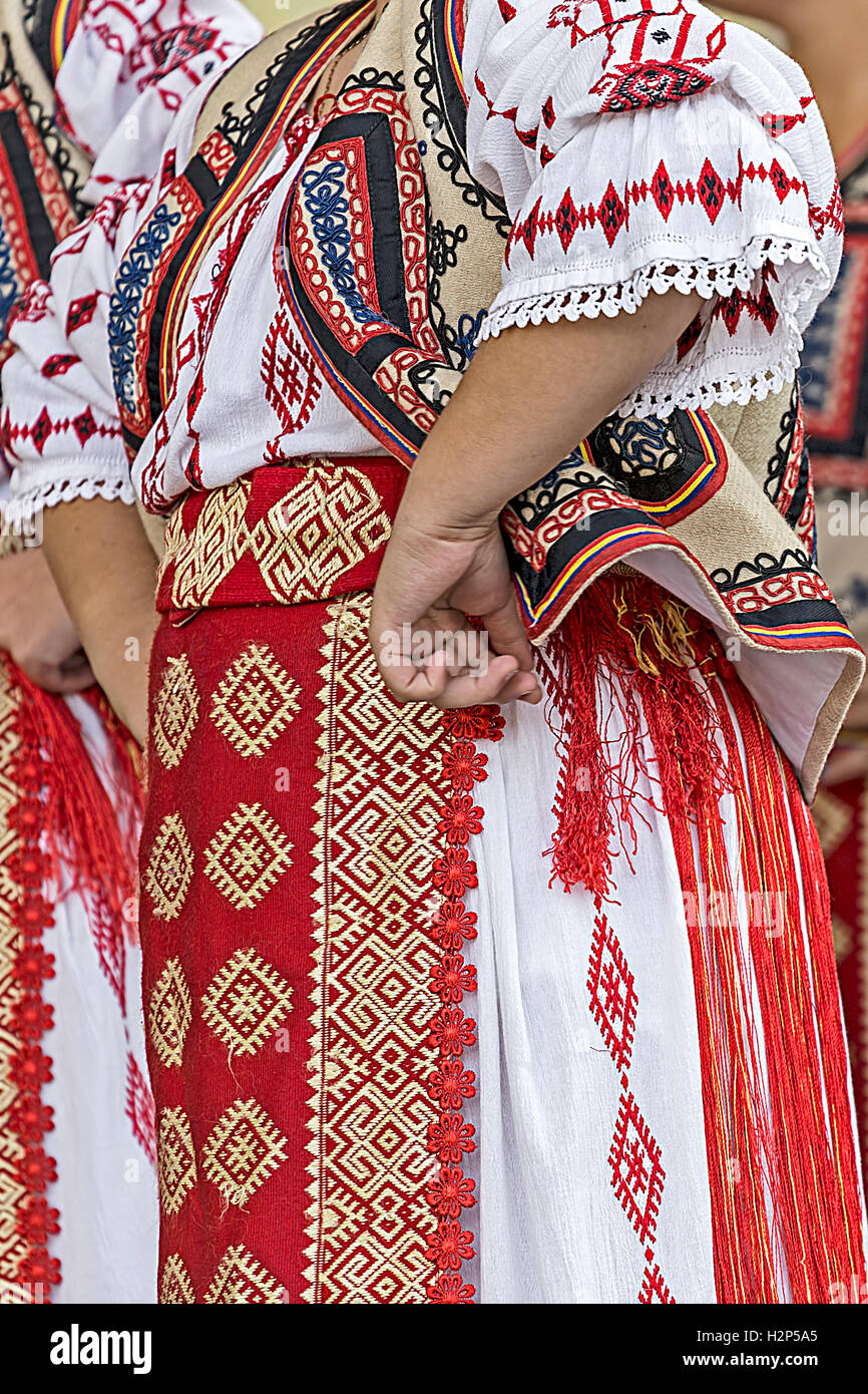 Détail de costume populaire roumain traditionnel porté par les femmes à  partir de la région du Banat, Roumanie Photo Stock - Alamy