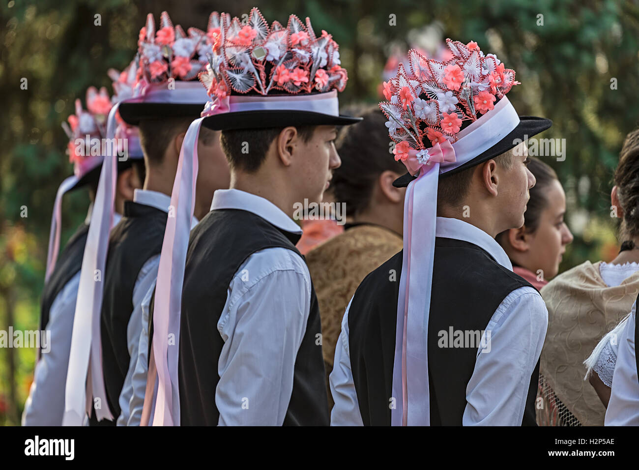 Roumanie TIMISOARA,-septembre 24,2016:groupe de jeunes danseurs allemands de Banat, Roumanie vêtus de costumes folkloriques, présent à tradi Banque D'Images