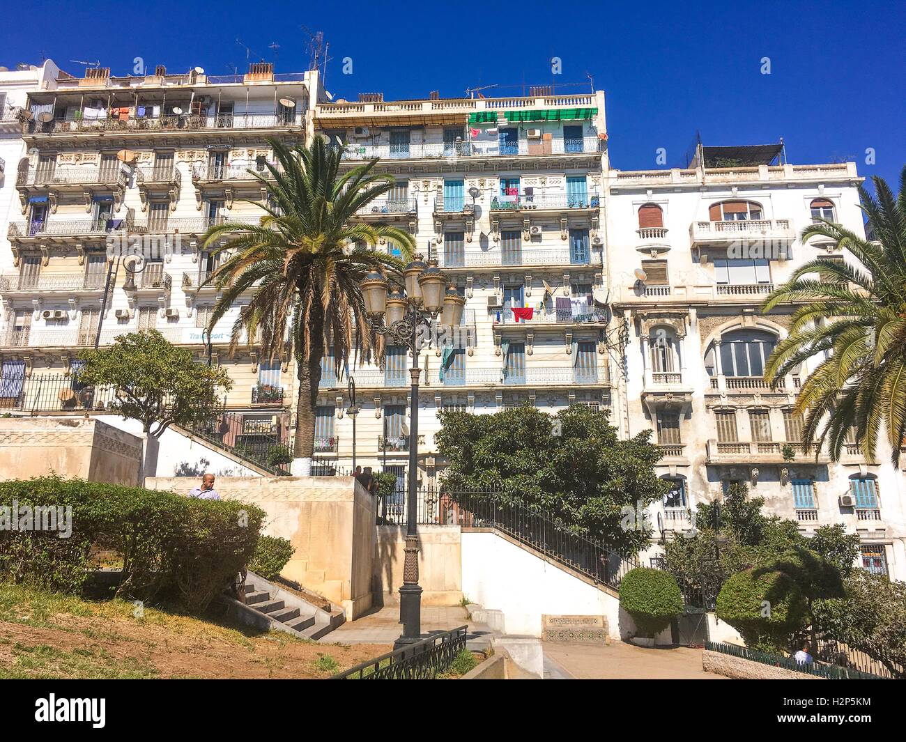 Les bâtiments coloniaux français à Alger l'Algérie.Les bâtiments sont en cours de rénovation par le gouvernement algérien Banque D'Images
