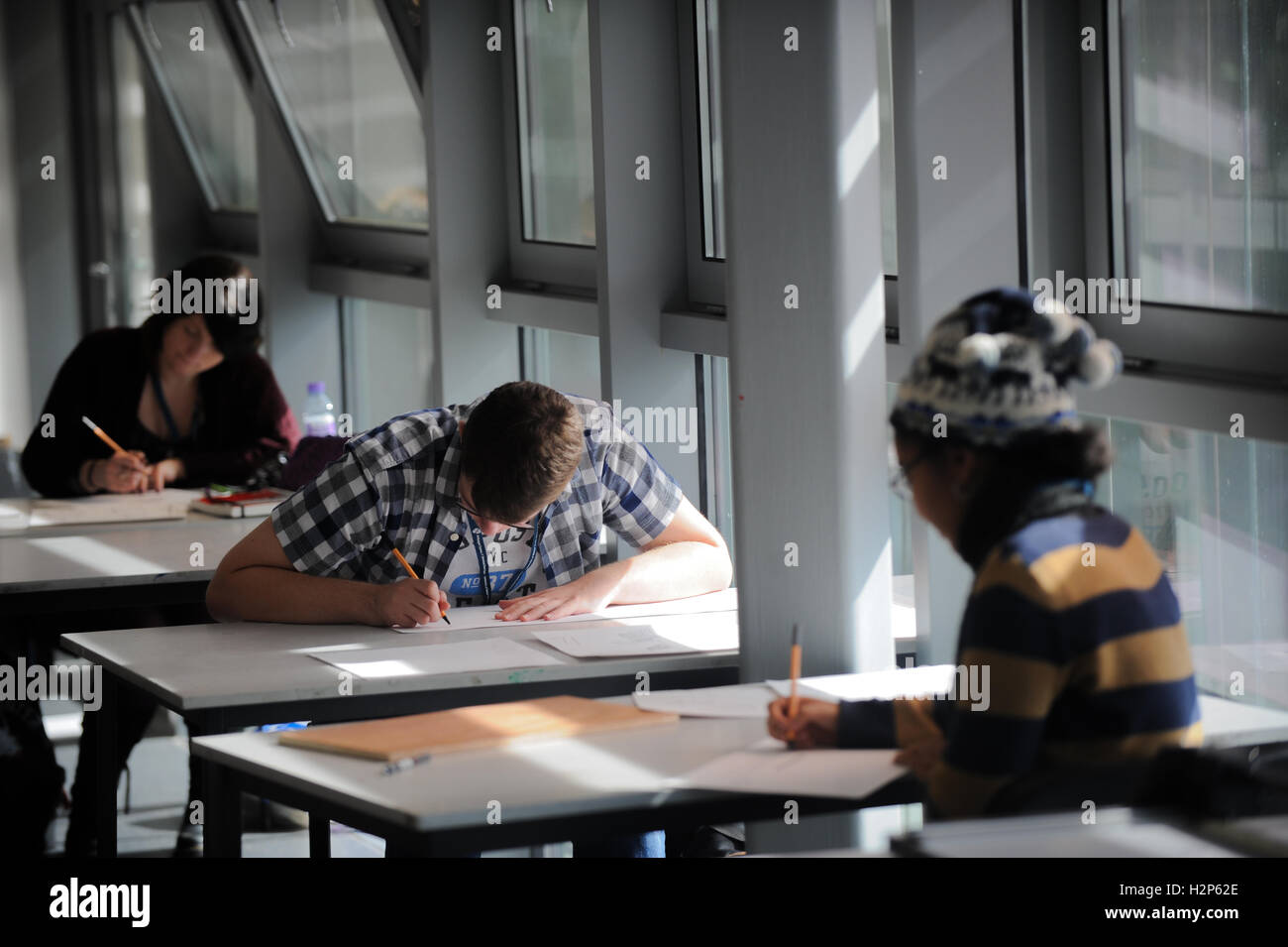 IMAGE College les élèves travaillent dur sur leurs études en classe. Banque D'Images
