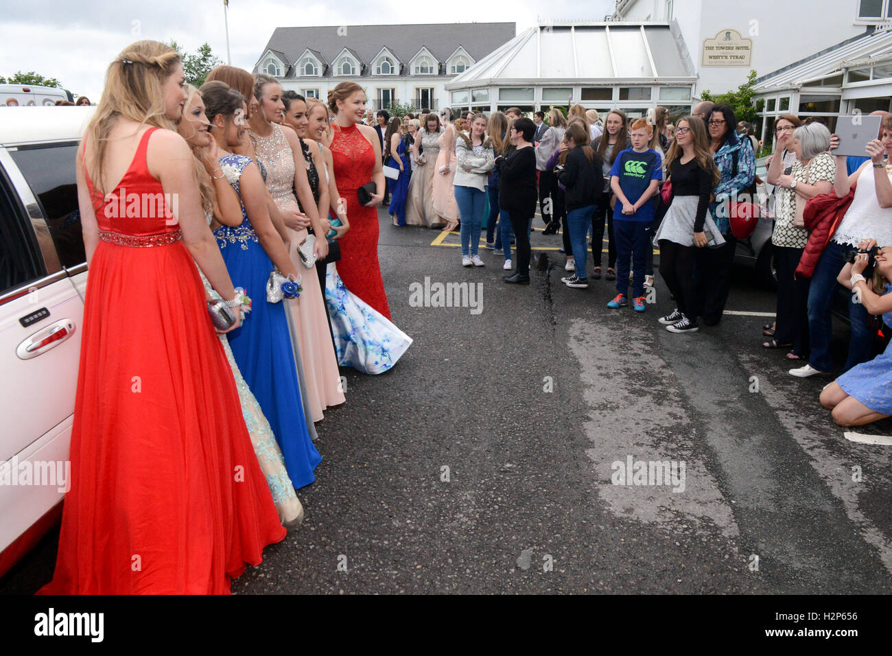 Les enfants peuvent profiter d'une fin de l'année scolaire prom. Les Proms sont de plus en plus populaires au Royaume-Uni et : cher robes. Banque D'Images