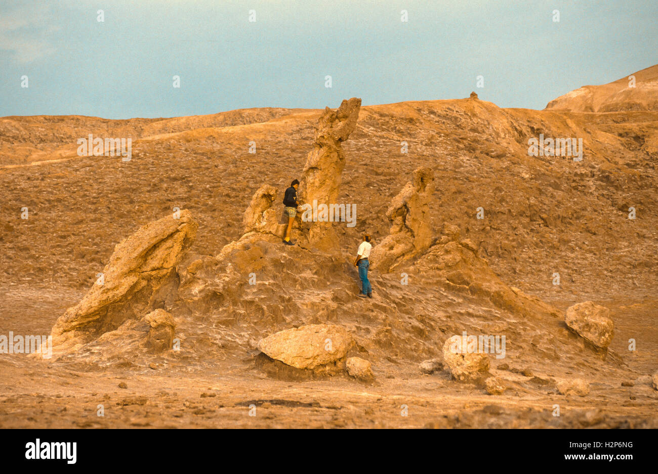DÉSERT D'ATACAMA, CHILI - les touristes explorent des formations rocheuses à Valley of the Moon, janvier 1993. Banque D'Images