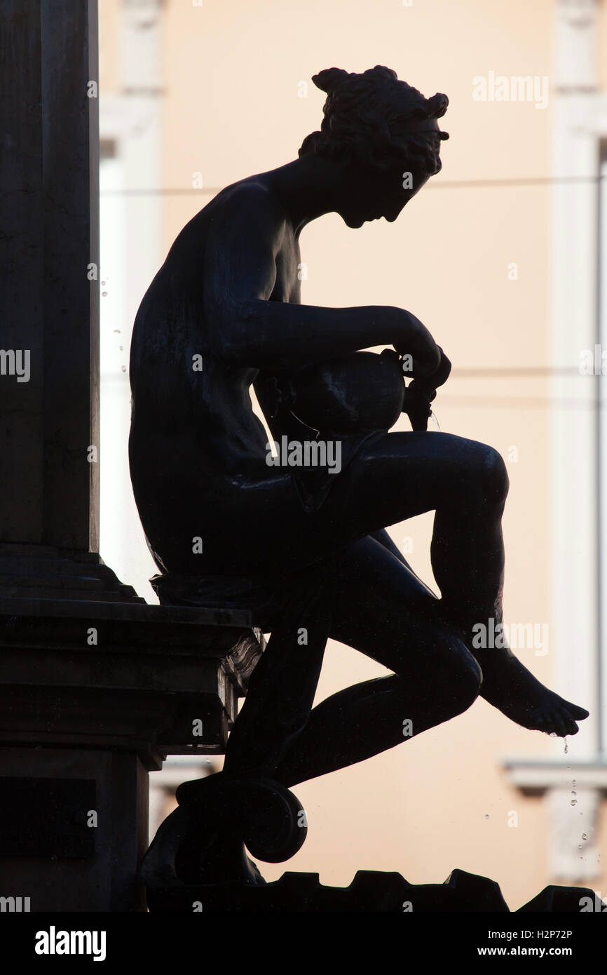 Naiad verser de l'eau sur ses jambes. Statue en bronze par le sculpteur maniériste néerlandais Adriaen de Vries sur l'Hercules Fontaine dans Augsbu Banque D'Images