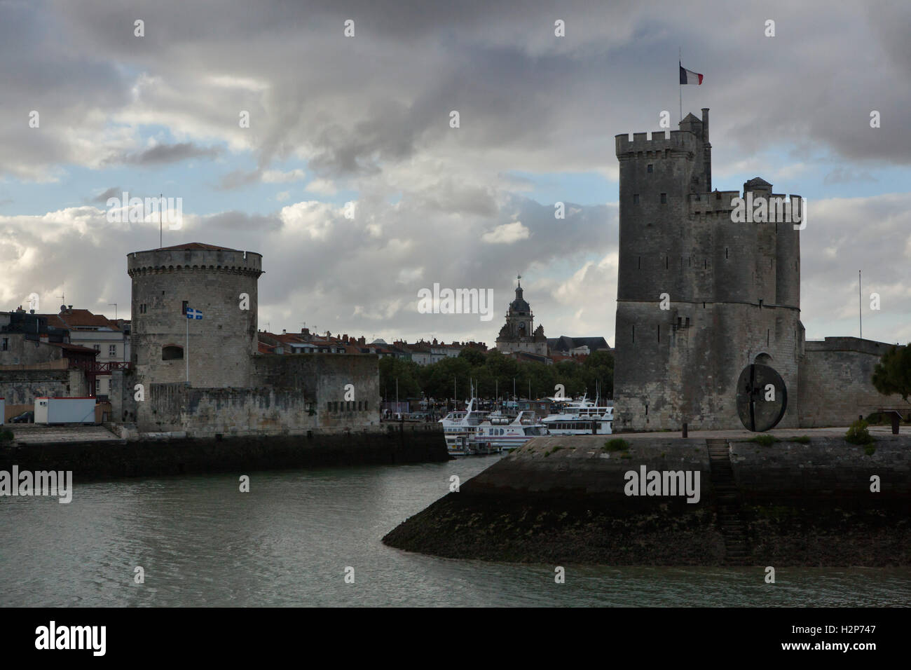 Tour Saint-Nicolas (R) et Tour de la chaîne (L) dans le Vieux Port (Vieux Port) à La Rochelle, France. Banque D'Images