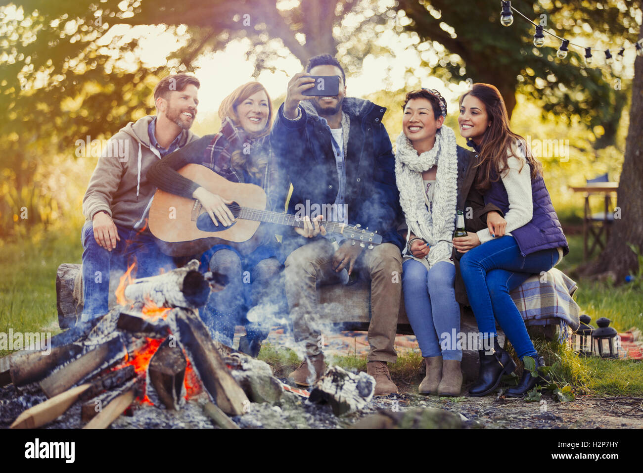 Smiling friends with camera phone prendre feu à selfies Banque D'Images