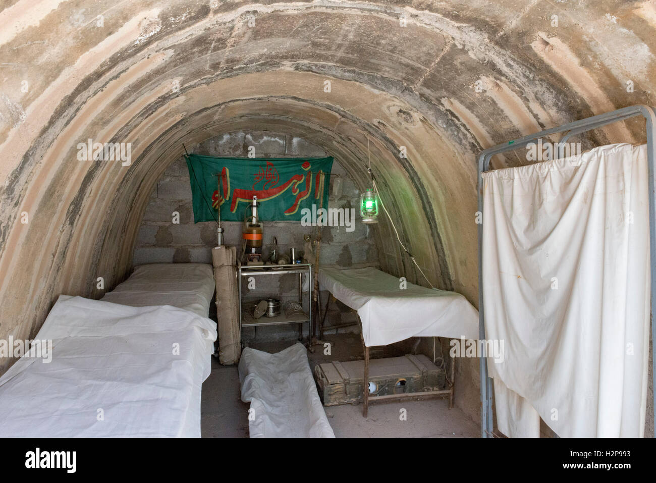 Kerman, Musée de la Sainte Défense, lits d'hôpitaux à l'intérieur de la guerre irakienne Bunker Banque D'Images