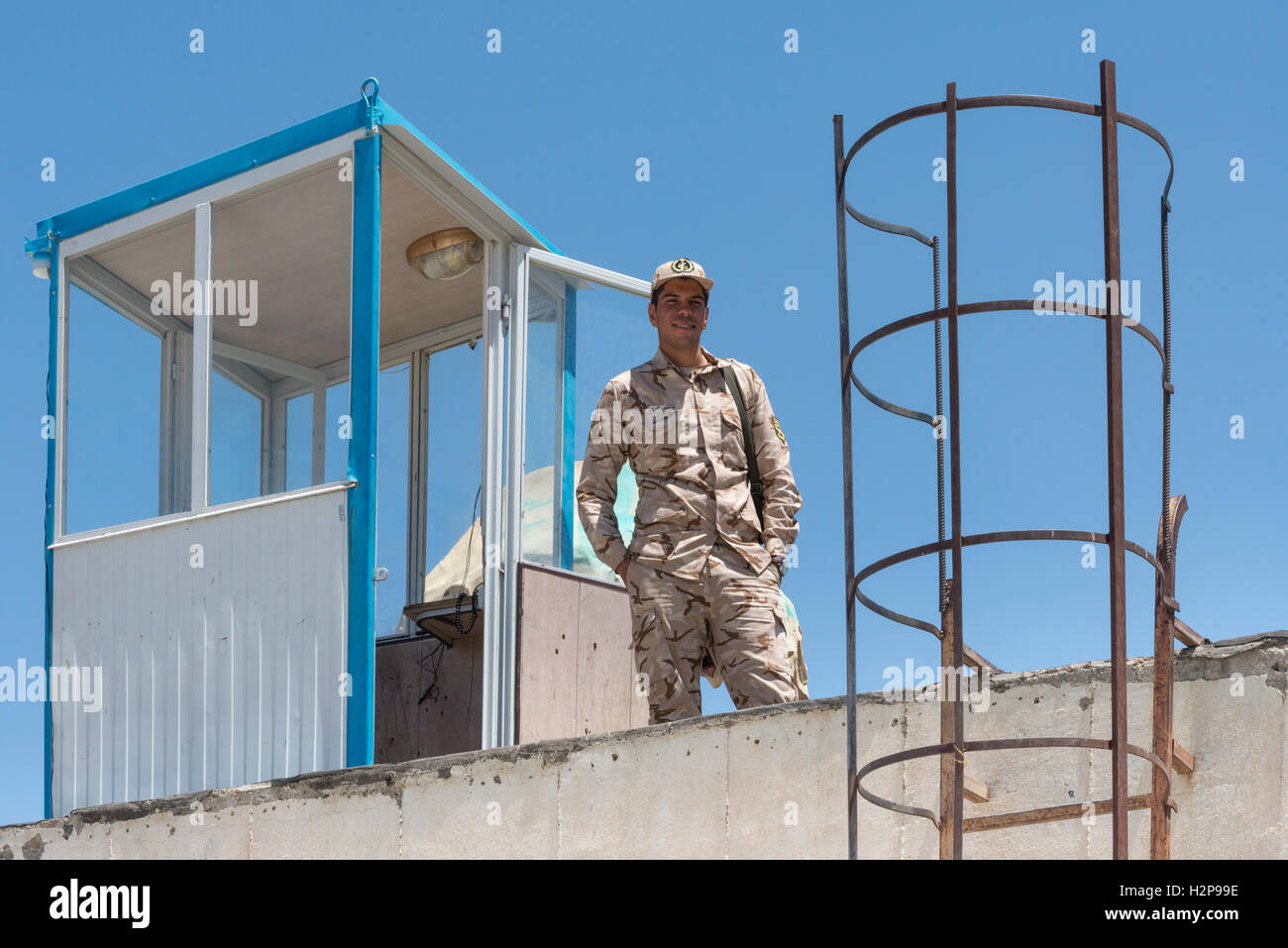 Kerman, Musée de la Sainte Défense, Soldat sentinelle sur le toit Banque D'Images