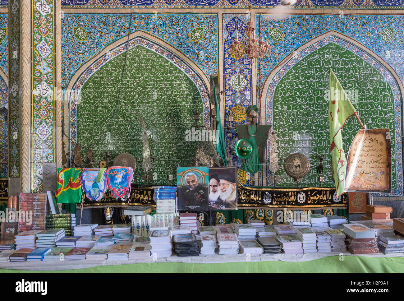 Bazar de Kerman, boutique, livres religieux, Alam & Images de dirigeants suprême Banque D'Images