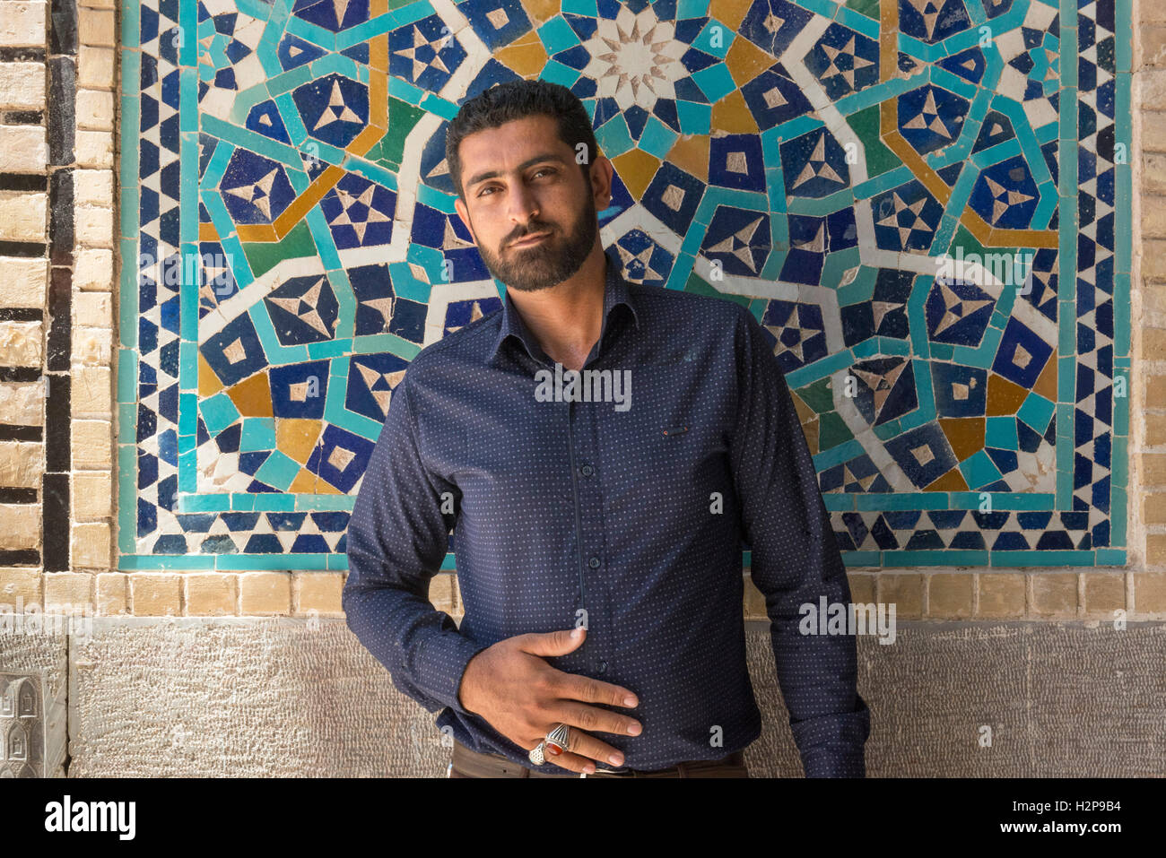 Masjed-e, Kerman Jameh, l'homme en face de carrelage à l'entrée de la Mosquée Banque D'Images