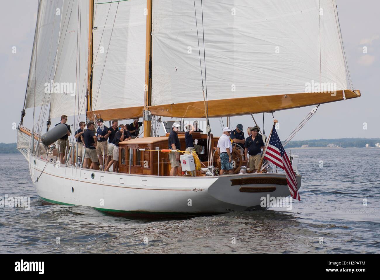 Singer Jimmy Buffett (chemise blanche), s'essaie à la tête de l'académie navale des États-Unis avec skipper Voilier formation Summerwind James Maitland, à droite, sur la baie de Chesapeake, le 8 septembre 2016, à Annapolis, Maryland. Buffett a rejoint l'Académie Navale Sailing Foundation pour la journée de la voile sur la Summerwind et l'America. Banque D'Images