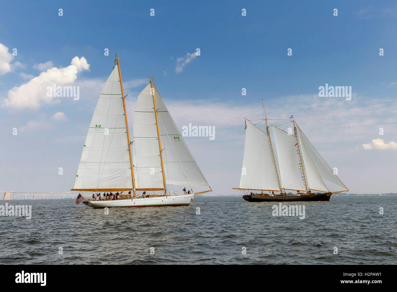 La U.S. Naval Academy training voilier Summerwind, gauche, voiles pour accueillir les 139 pieds de yacht de l'Amérique, réplique de la fameuse goélette de course qui a lancé la tradition de l'America's Cup dans la baie de Chesapeake, le 8 septembre 2016, à Annapolis, Maryland. Le Nord est pour une tournée nord-américaine. Banque D'Images