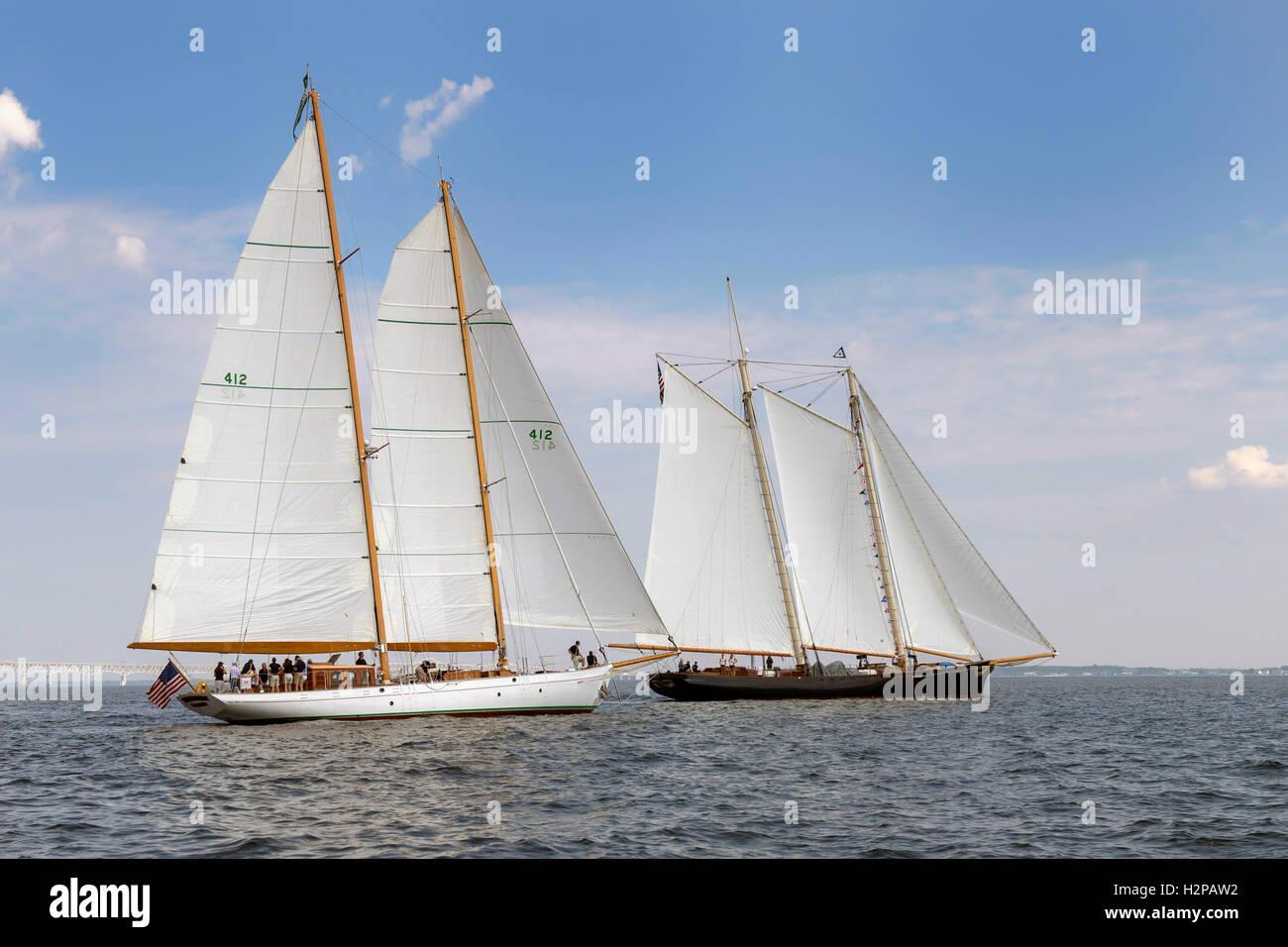 La U.S. Naval Academy training voilier Summerwind, gauche, voiles pour accueillir les 139 pieds de yacht de l'Amérique, réplique de la fameuse goélette de course qui a lancé la tradition de l'America's Cup dans la baie de Chesapeake, le 8 septembre 2016, à Annapolis, Maryland. Le Nord est pour une tournée nord-américaine. Banque D'Images