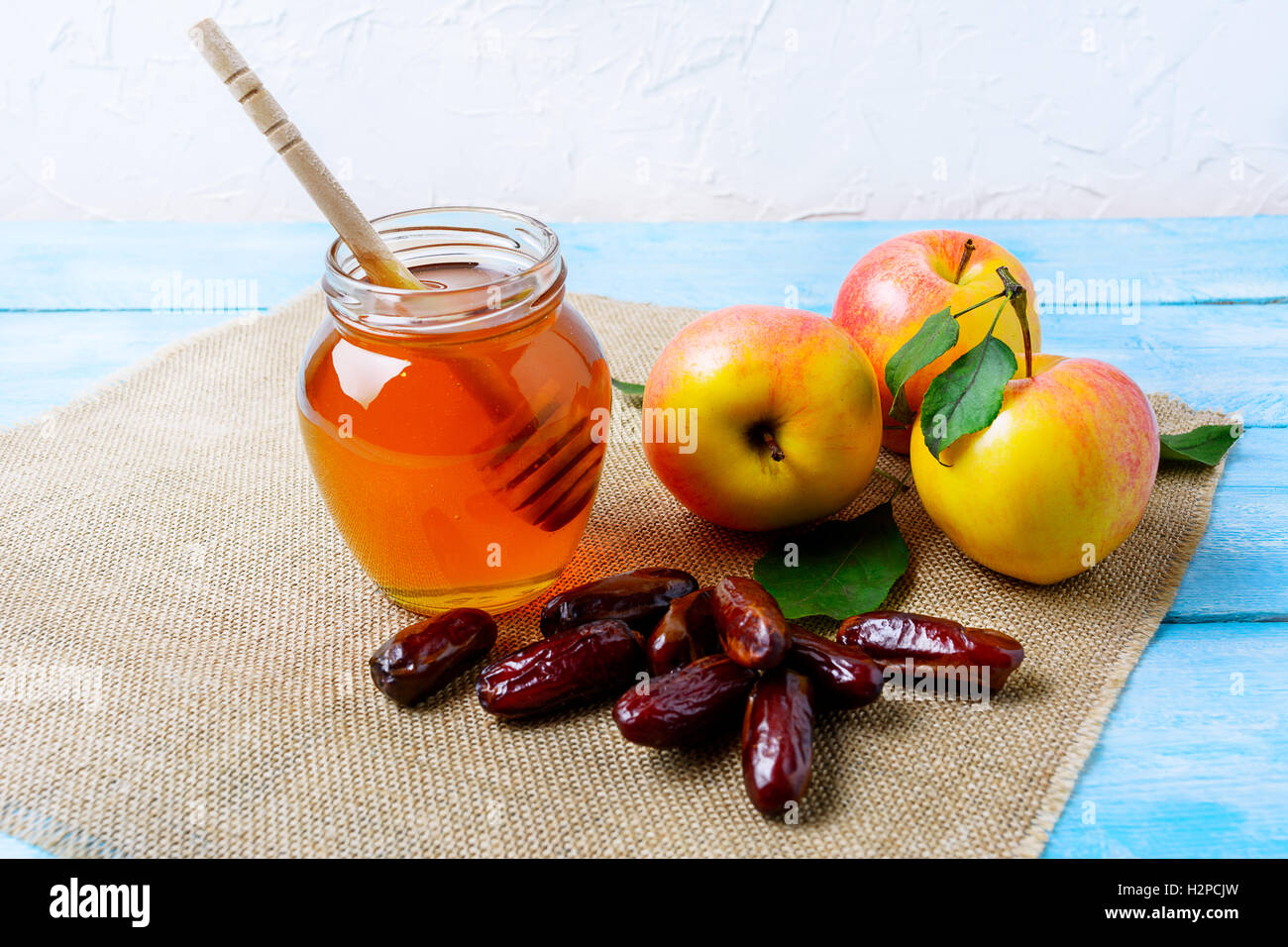 Pot de miel, les dates et les pommes sur une serviette de toile. Roch