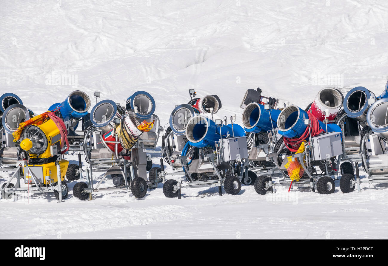 Canon à neige sur piste de ski en attente en attente d'opération Banque D'Images