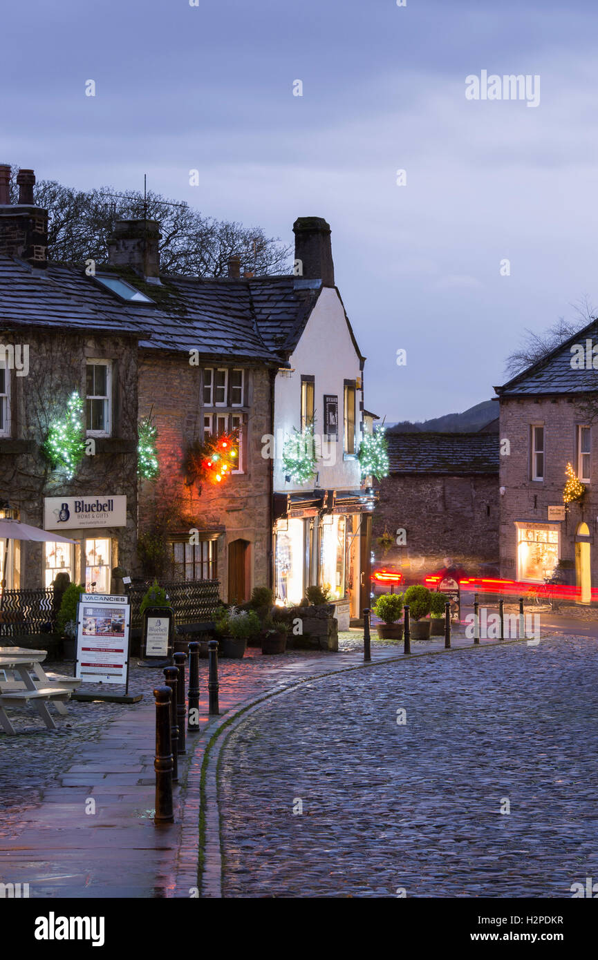 Noël et les feux de piste ajouter de la couleur sur une sombre nuit d'hiver - Malham Village, Yorkshire Dales National Park, England. Banque D'Images