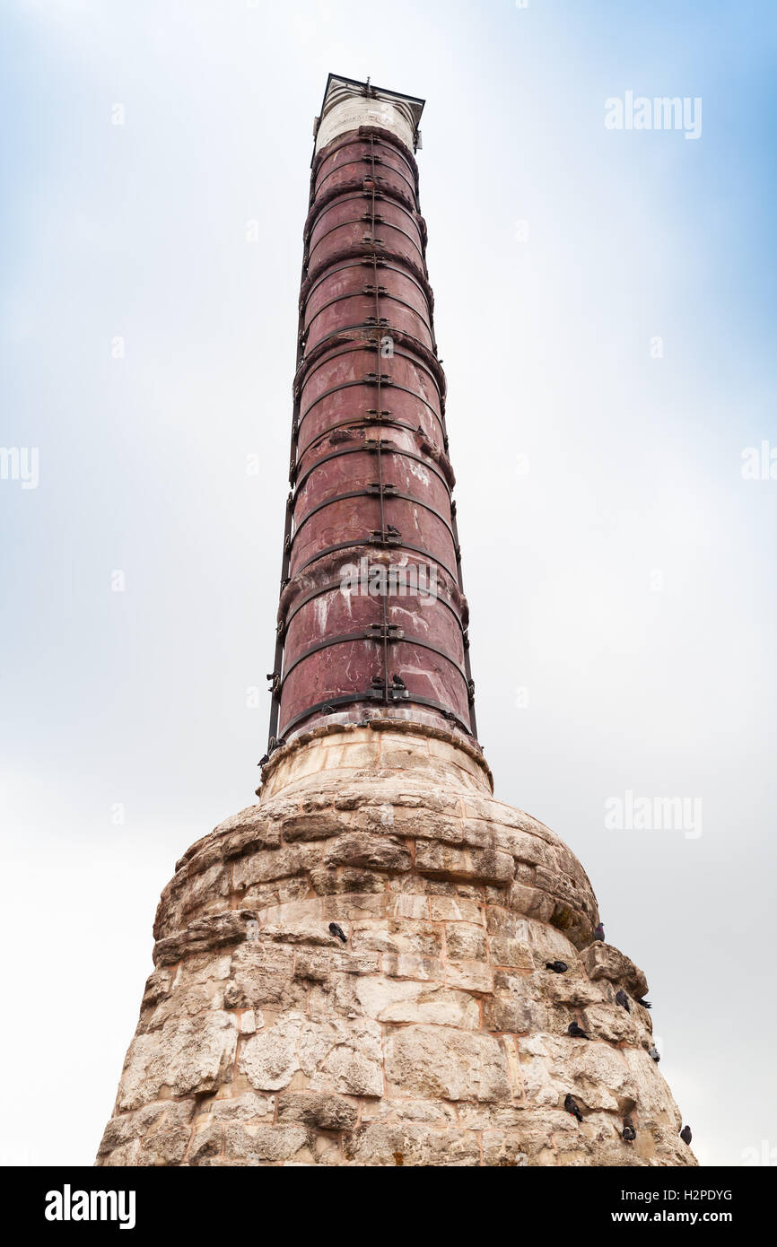 La colonne de Constantin, également connu sous le nom de l'Holocauste ou le pilier de Pierre brûlée, est une colonne Monumentale Romaine Banque D'Images