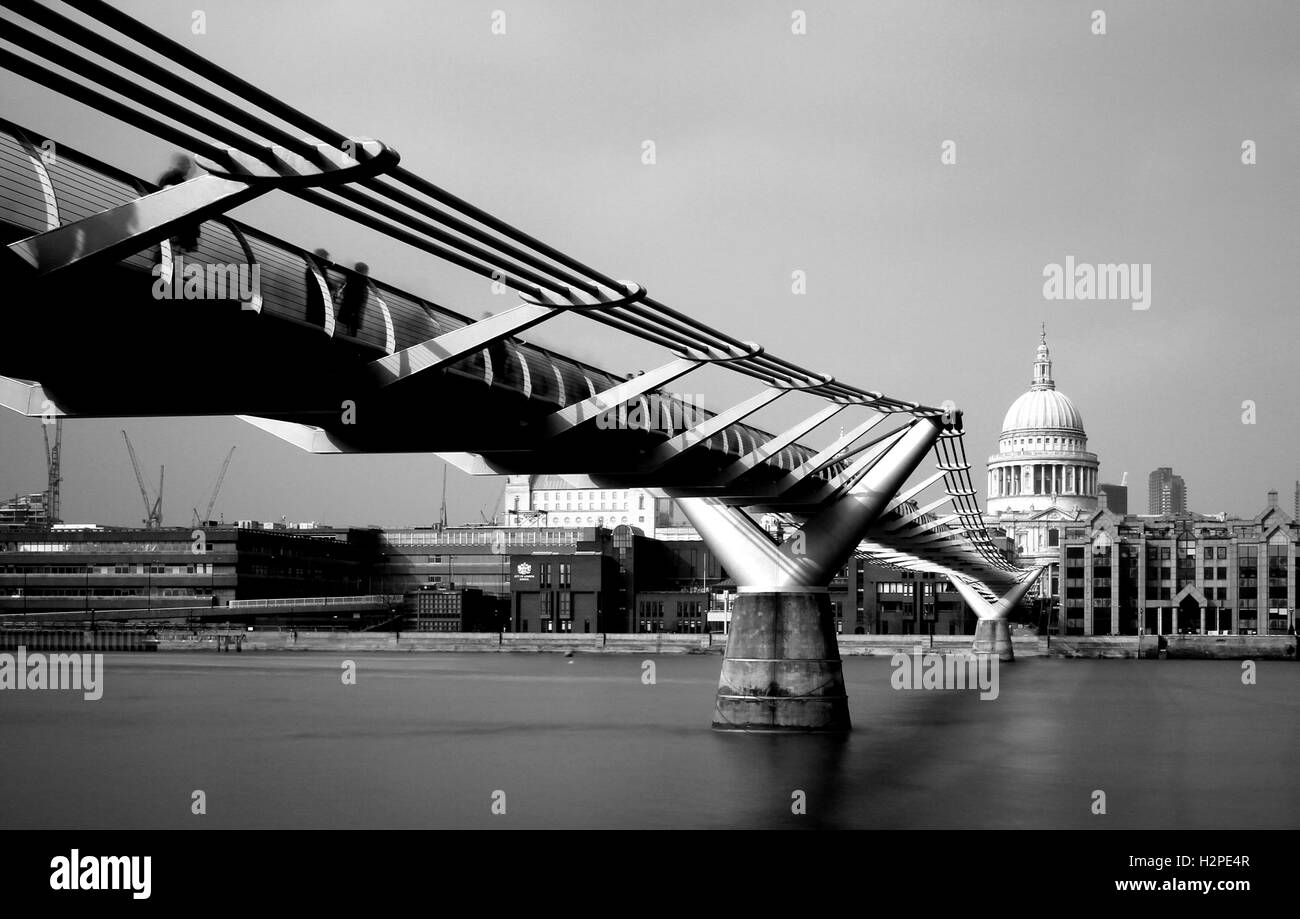 Image en noir et blanc du Millennium Bridge sur la Tamise à Londres. Banque D'Images