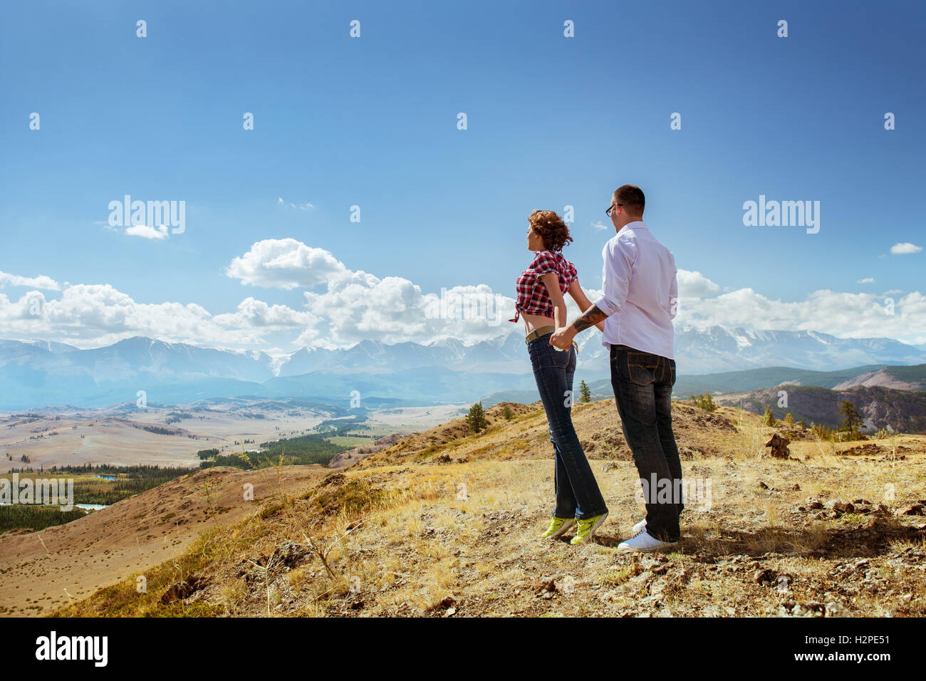Love couple détourner le regard sur les montagnes de l'arrière-plan Banque D'Images