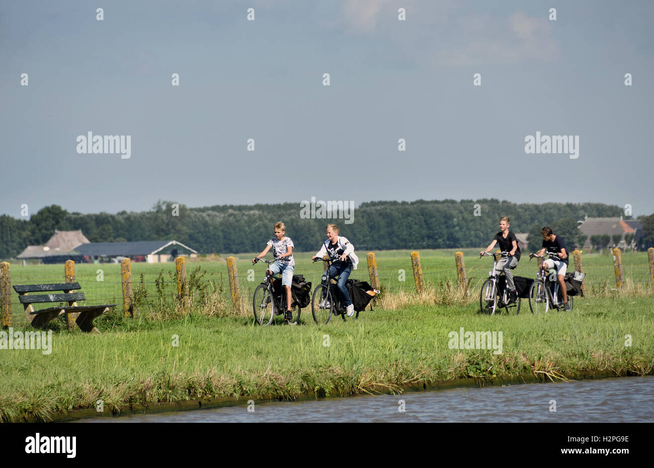 Garçon de l'école vtt la paysage agricole frise Fryslan Pays-Bas Banque D'Images