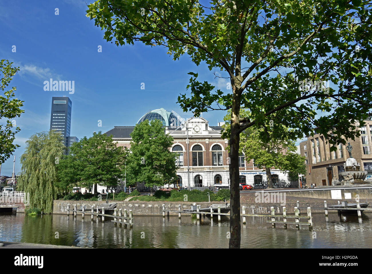 La ville de Leeuwarden Pays-Bas Frise Fryslan centre ancien ( Achmeatower - Willemskade gauche - droite Fries Museum et bibliothèque ) Banque D'Images