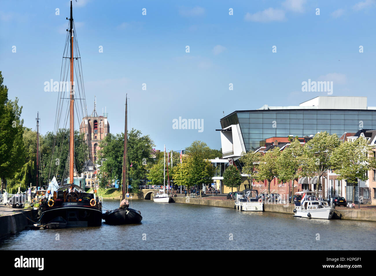 Vieille ville néerlandaise de Leeuwarden Frise Fryslan ( Stadsschouwburg De Harmonie Oldehove Tower ) Westerstads Gracht aux Pays-Bas Banque D'Images