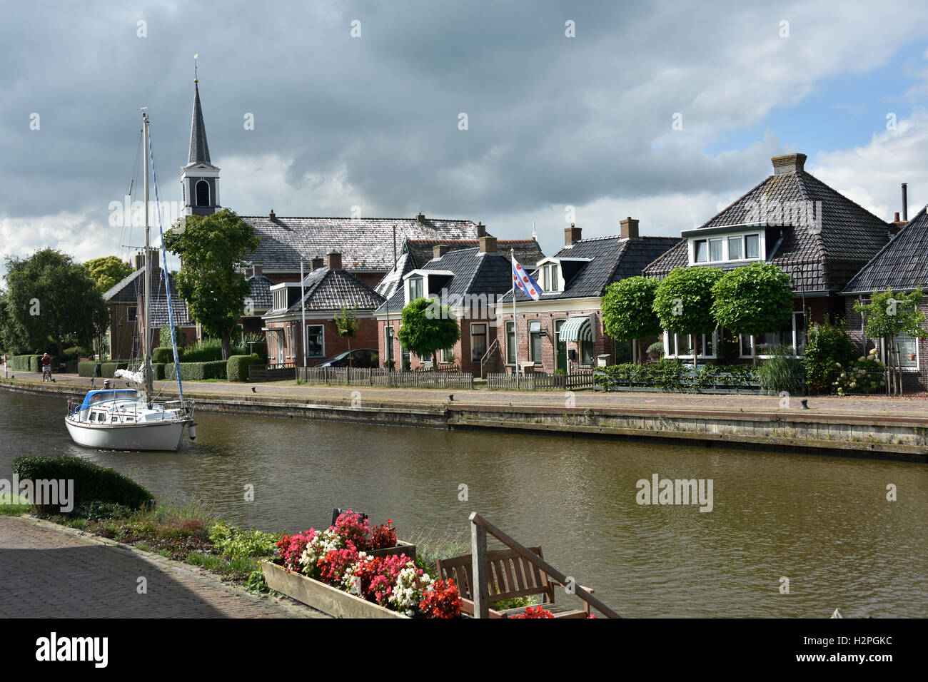 Eernewoude - Birdaard petit village frise Fryslan aux Pays-Bas.canal  Dokkumer EE Photo Stock - Alamy