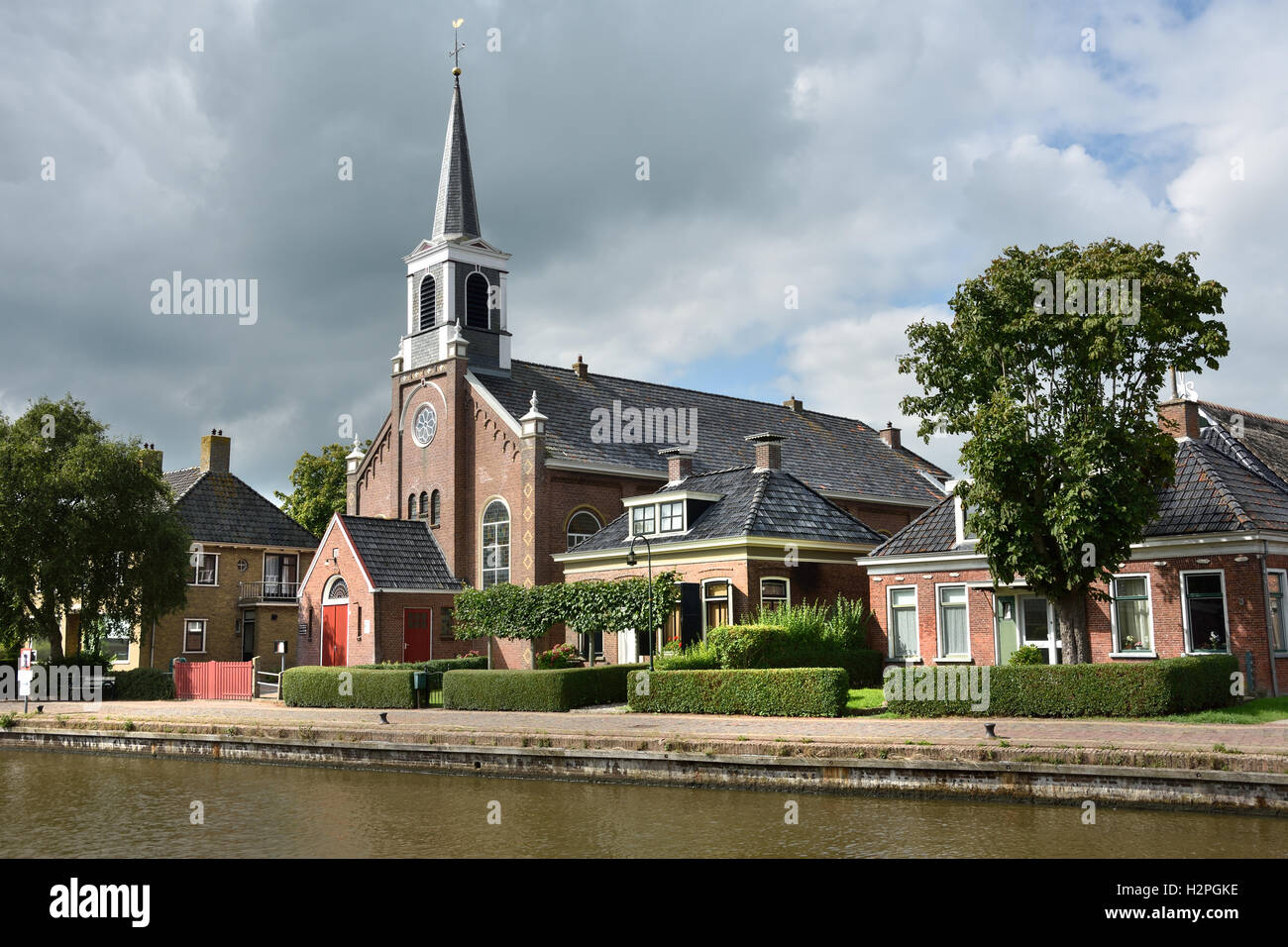 Eernewoude - Birdaard petit village frise Fryslan aux Pays-Bas.canal Dokkumer EE Banque D'Images