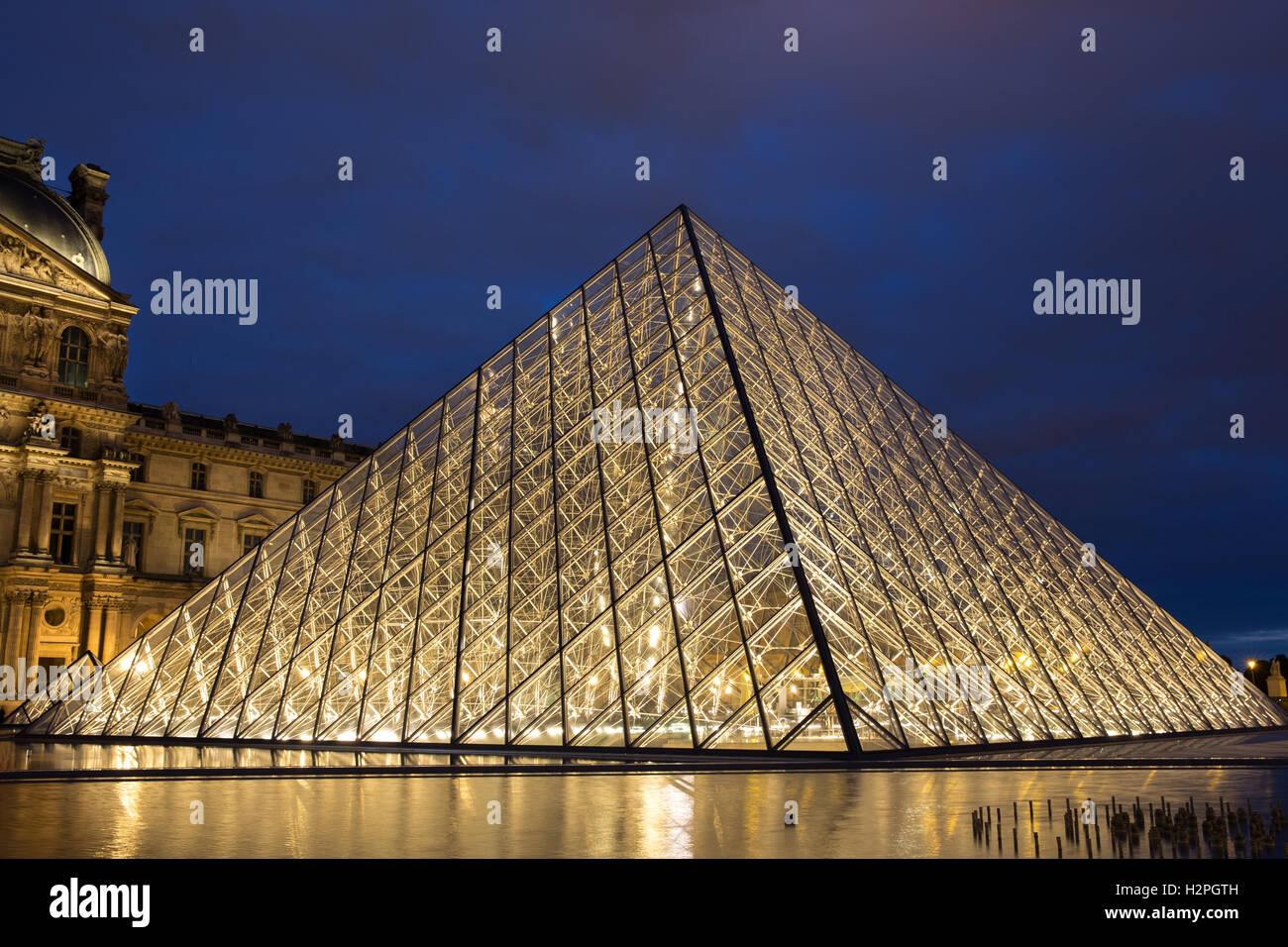 La principale (Pyramide) entrée du Louvre, Paris, France. Banque D'Images