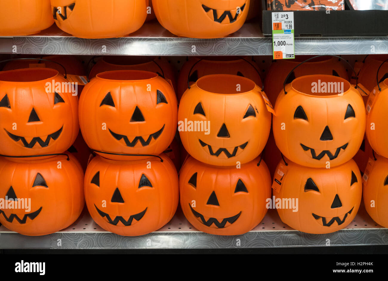 Halloween en plastique Jack O' Lanternes à vendre Banque D'Images